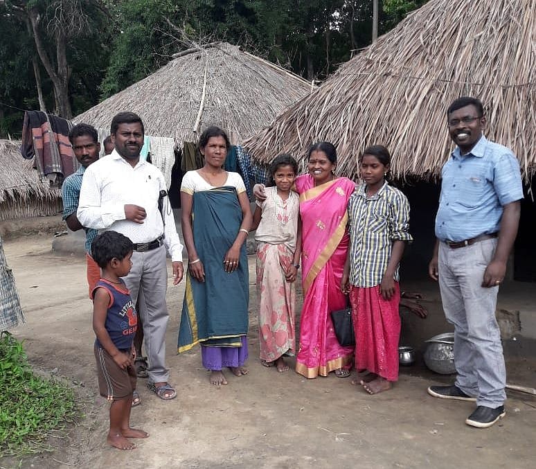 மாணவர்களுடன்  கலாவதி டீச்சர்