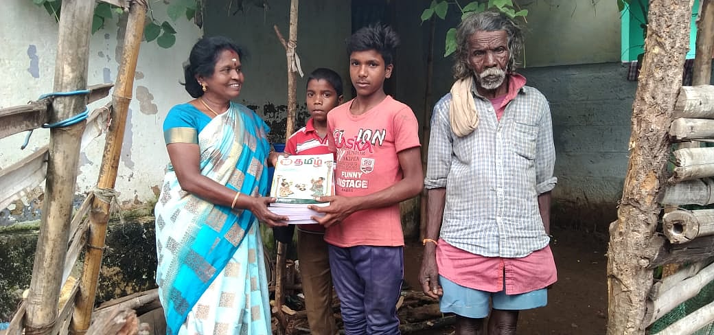 மாணவர்களுடன்  கலாவதி டீச்சர்