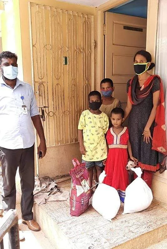 லாக்டெளனில் மகளுடன் சைக்கிளில் டீ விற்கச்சென்ற தாய்; மாவட்ட ஆட்சியரின் சர்ப்ரைஸ் உதவி! 3 FB IMG 1622459186658 Tamil News Spot