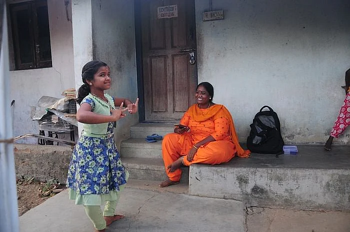 `` `பரோட்டாவுக்காக விஷத்தைக் குடிக்கப் பார்த்தியேடீ'னு திட்டினாங்க!" - தீபாவின் `டாக்டர்' கதை 6 vikatan 2021 05 19319fb8 6057 4e68 9b58 3a3152336eba IMG 20210514 WA0017 Tamil News Spot