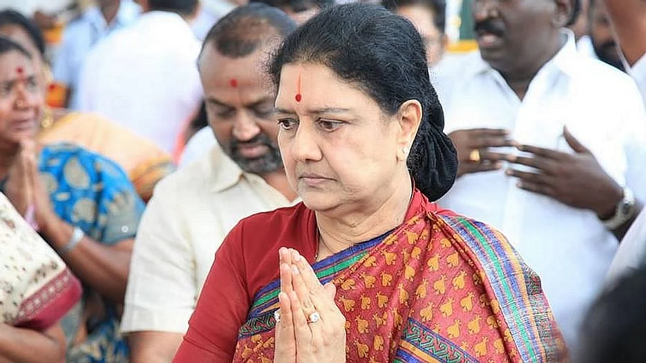 ``ஓ.பி.எஸ் - இ.பி.எஸ் இருவரும், எம்.ஜி.ஆர் - ஜெயலலிதா அல்ல!'' - விளக்கம் சொல்கிறார் கோவை செல்வராஜ் 6 sasikala Tamil News Spot