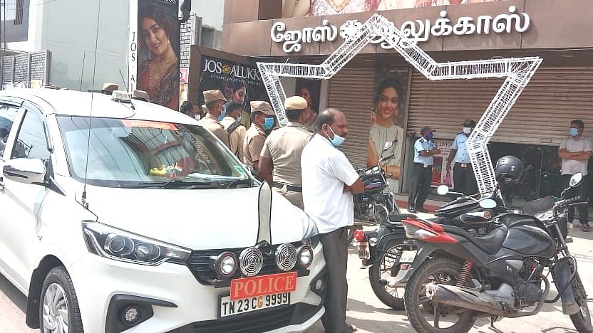 வேலூர்: ஜோஸ் ஆலுக்காஸ் நகைக்கடையில் கொள்ளை! - சுவரைத் துளையிட்டு மர்ம நபர்கள் கைவரிசை |vellore - robbery at jos alukkas jewellery shop