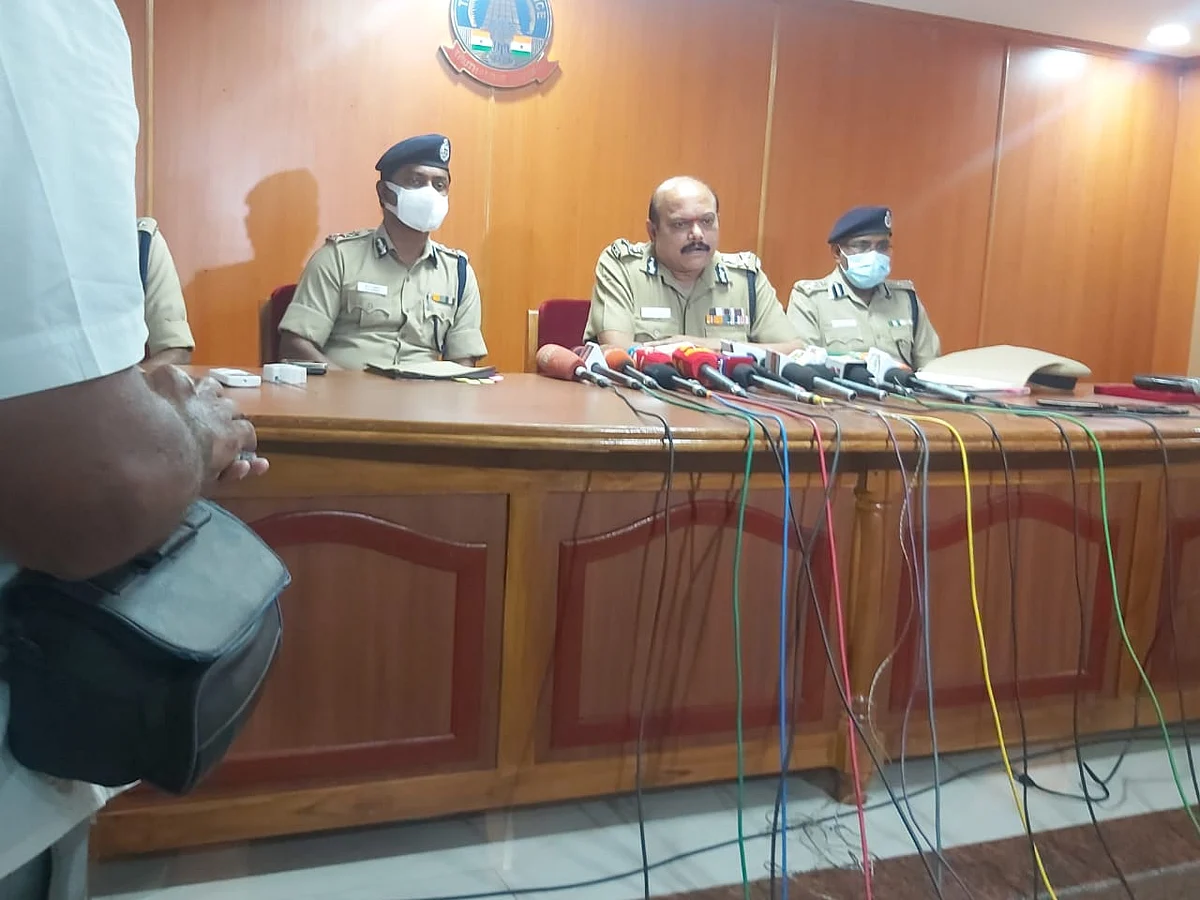 மதுரை: `முதுகுளத்தூர் மாணவர் மணிகண்டன் விஷம் குடித்ததால் தான் உயிரிழந்தார்' - ஏ.டி.ஜி.பி தகவல்! 4 IMG 20211214 WA0050 Tamil News Spot