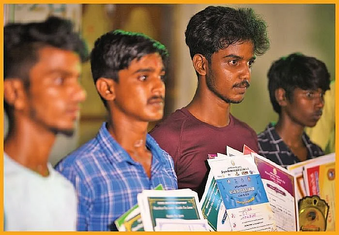 குடுகுடுப்பைக்காரர்கள் பற்றிய ஆனந்த விகடன் வீடியோ;களத்தில் அதிகாரிகள் தீருமா மூன்று தலைமுறை பிரச்னை? 3 vikatan 2021 12 c0f04865 31fa 4303 b27b 2d0e7cc2e90b vikatan 2021 10 f12629ca c9e8 4c5d a558 cf2e36a Tamil News Spot