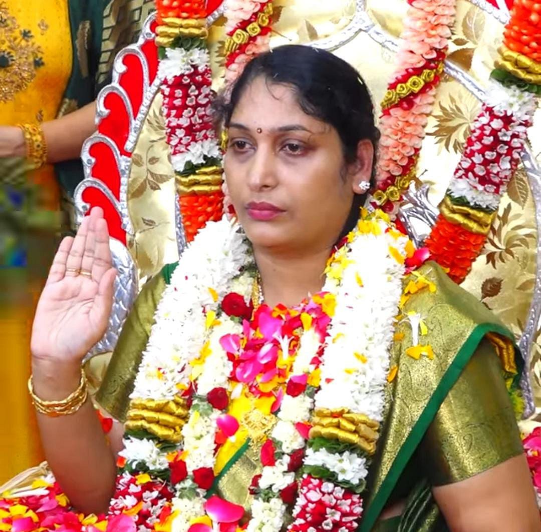 வைரல் பெண் சாமியார் அன்னபூரணி அரசு அம்மா... புத்தாண்டு நிகழ்ச்சிக்குத் தடை  விதித்த போலீஸ்! | chengalpattu police banned spiritual functions of  annapurani arasu amma over the ...