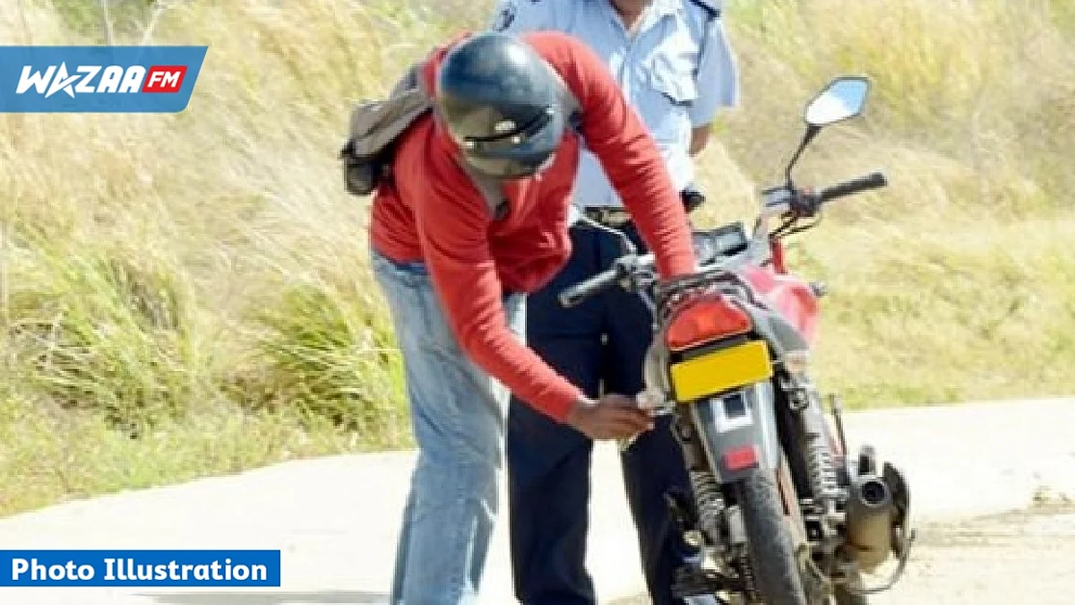 Contrôle de routine : le motocycliste balance un objet sur un terrain en friche