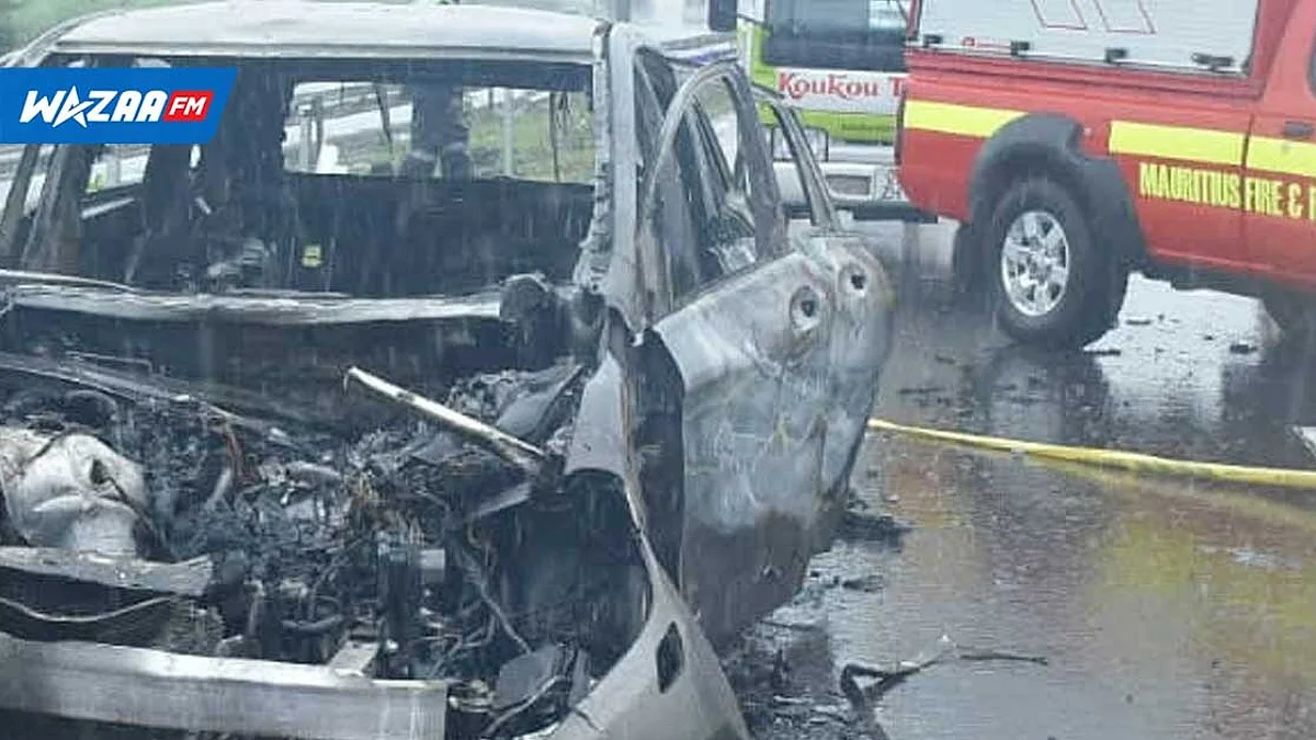 Solitude : une voiture prend feu après une collision