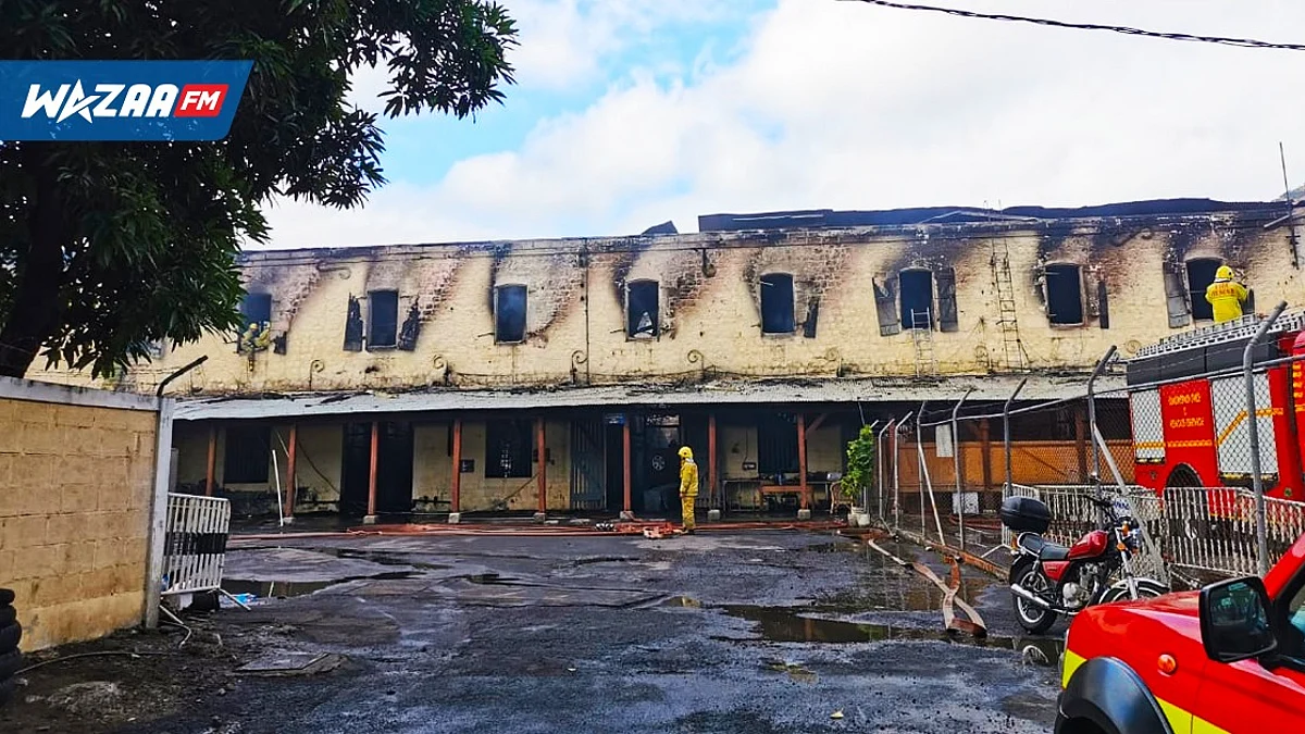 Les Casernes centrales ravagées par les flammes : « des foyers toujours actifs, la situation est sous contrôle »(MFRS)