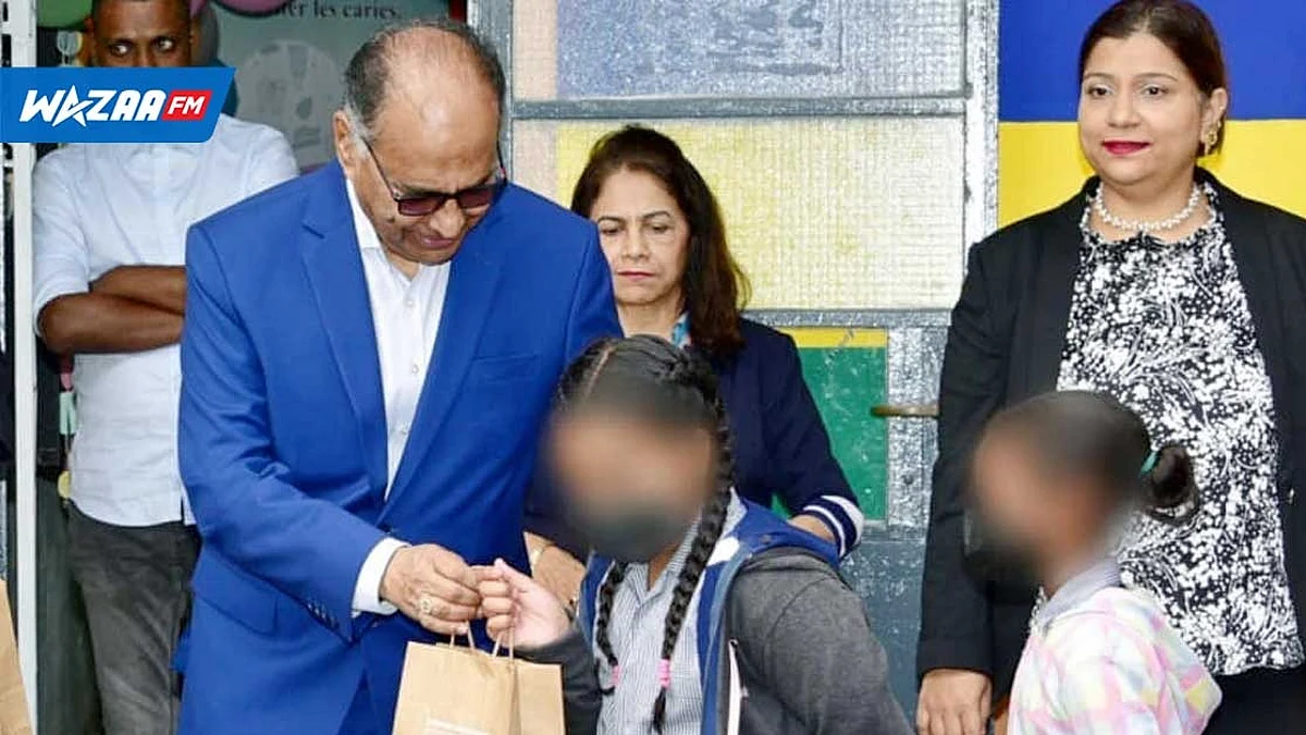 Remise de kits de soins bucco-dentaires aux élèves du Candos Government School