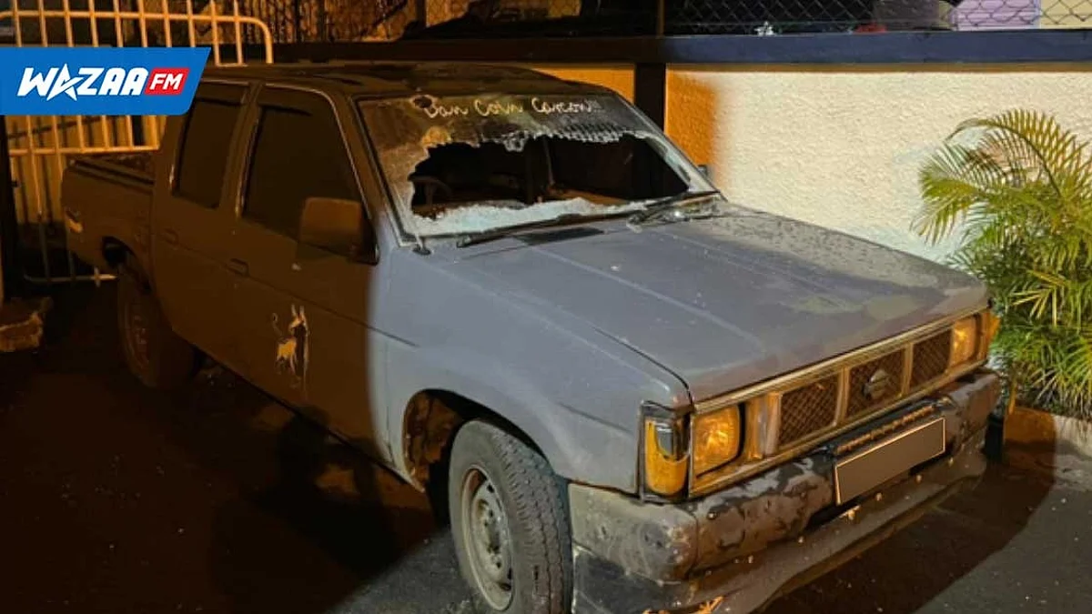 Guerre de voisinage : Des fauteurs de troubles lancent des projectiles sur un 2x4
