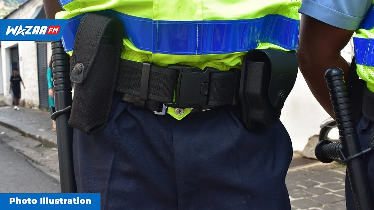 Au domicile d’un policier à Caroline: chapeau, tonfa, entre autres, appartenant à la MPF emportés