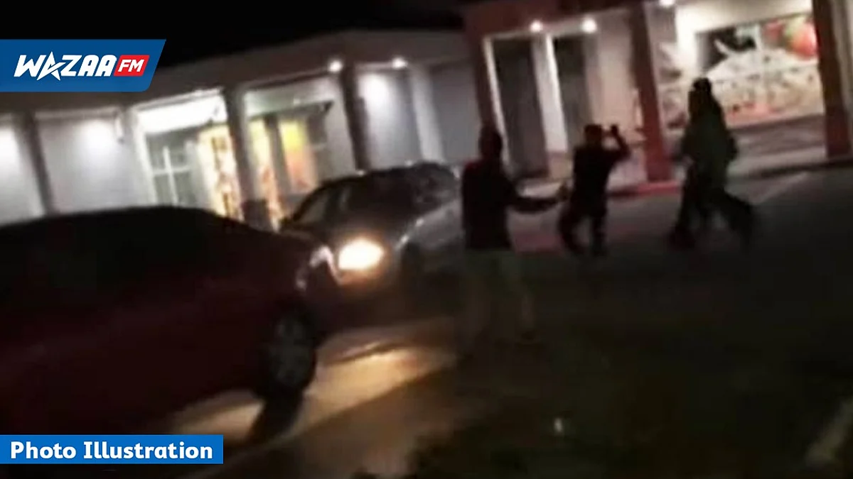 Dans le parking d’un supermarché : le véhicule d’un Detective de police abîmé