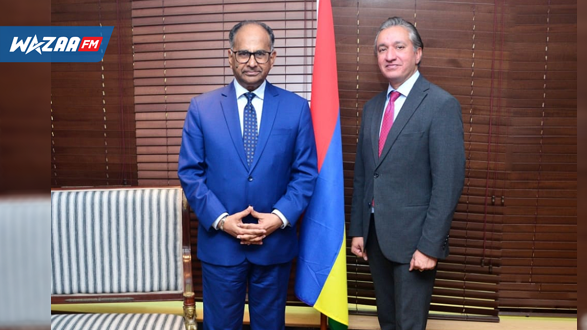Le Haut Commissaire Muhammed Arshad Jan Pathan et le Ministre des Transports, Alan Ganoo