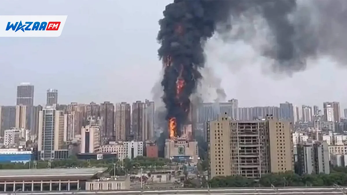Chine: un gratte-ciel ravagé par un incendie massif