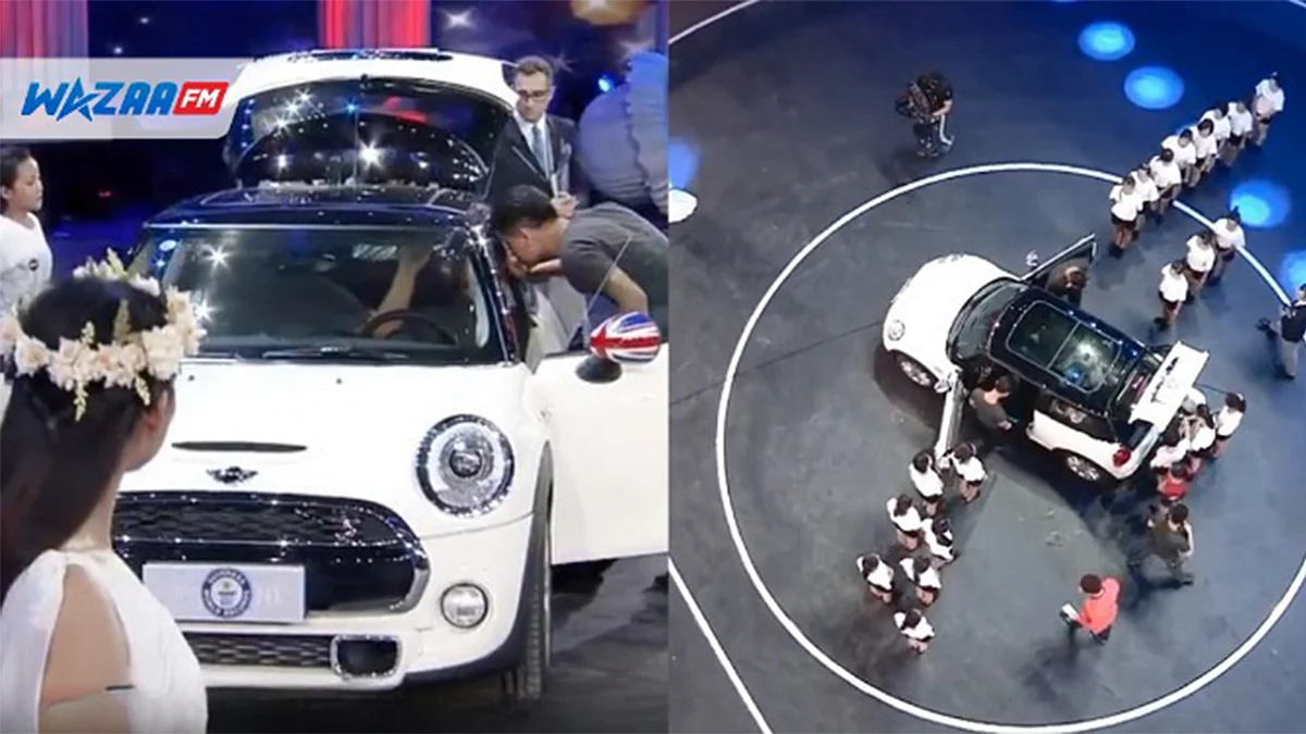 Guinness World Record : a Mini Cooper accomodating 29 people