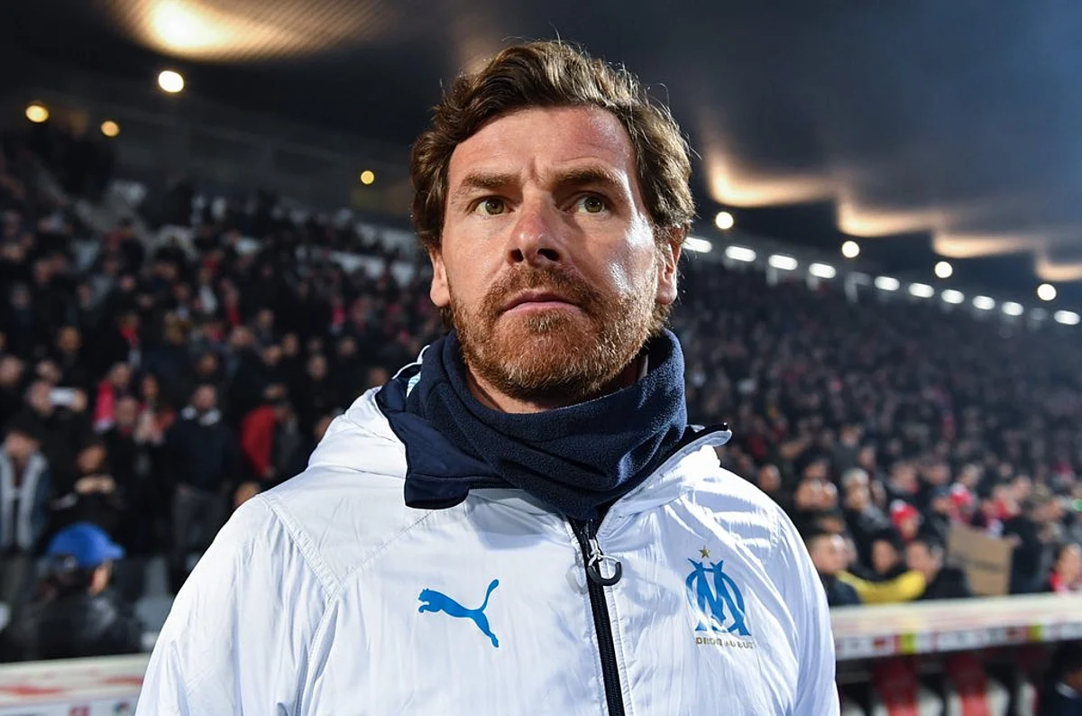 لخلافة مينيز.. النصر يعرض راتباً ضخماً على فيلاش وجارسيا