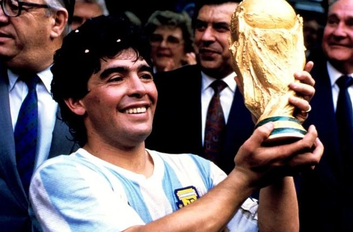 مارادونا مع كأس العالم عام 1986