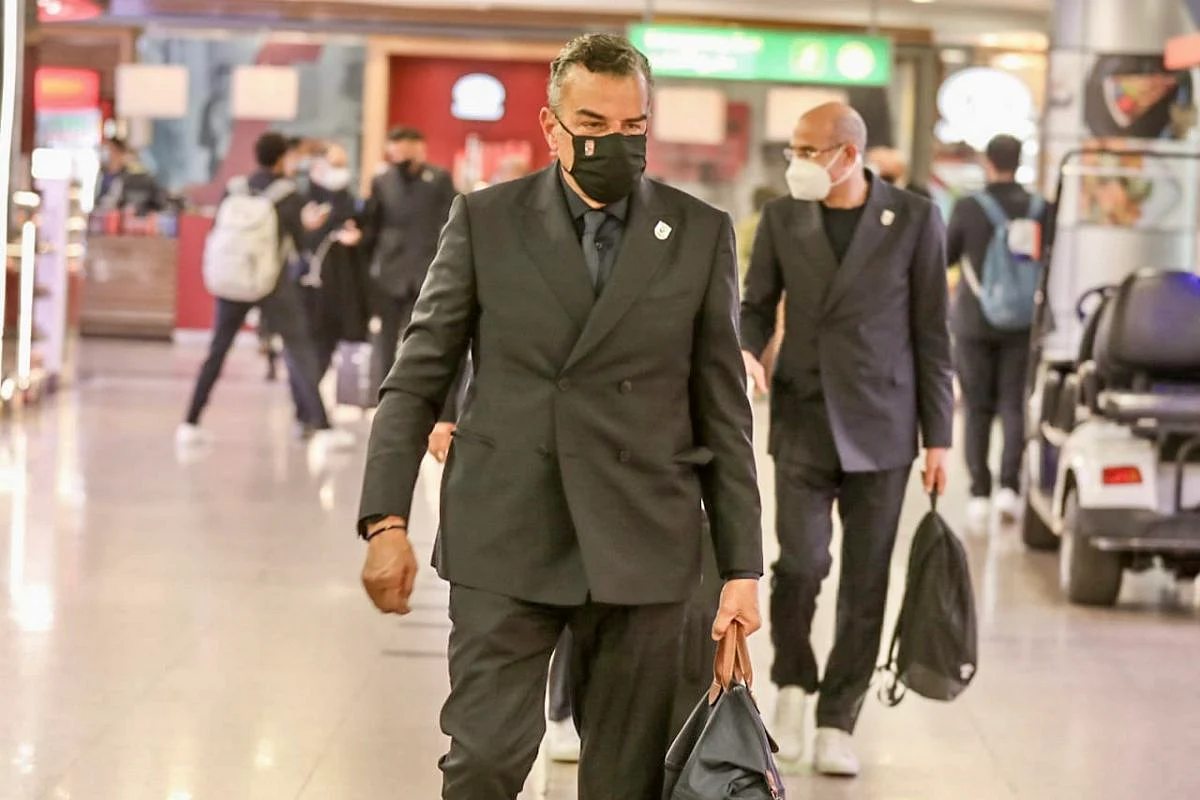كأس العالم للأندية.. خالد مرتجي يجتمع مع الطاقم الإداري لبعثة الأهلي بالإمارات