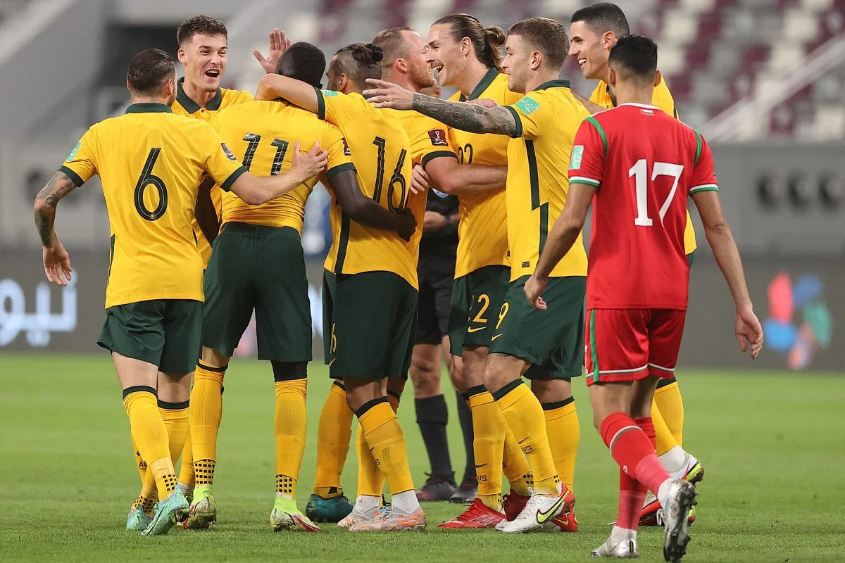 موعد مباراة أستراليا ضد الدنمارك في كأس العالم 2022 والقنوات الناقلة
ويقع منتخبي أستراليا والدنمارك ضمن المجموعة الرابعة ببطولة كأس العالم مع منتخبي فرنسا وتونس.
ويحتضن استاد “الجنوب” المواجهة النارية المرتقبة بين منتخبي أستراليا والدنمارك ضمن منافسات الجولة الثانية من بطولة كأس العالم 2022 والتي بدأت الأحد الموافق 20 نوفمبر وتستمر حتى 18 ديسمبر المقبل.
ويتطلع المنتخب الأسترالي ممثل قارة أستراليا لتحقيق مفاجأة في مشواره بالمونديال ويحقق انتصارا على منتخب الدنمارك لخطف احدى بطاقتي التأهل إلى دور الـ16 بكأس العالم 2022.
بينما يتسلح منتخب الدنمارك بالإمكانيات الفنية والبدنية الهائلة للاعبيه والخبرات الكبيرة بين صفوفه ، وذلك لتحقيق الفوز وحصد 3 نقاط في مشواره بالبطولة لحجز مقعداً في دور الـ16 ببطولة كأس العالم 2022.
ما هو موعد مباراة أستراليا ضد الدنمارك؟
ويواجه منتخب أستراليا الكروي الأول نظيره الدنمارك في الساعة الخامسة من مساء يوم الأربعاء المقبل الموافق 30 نوفمبر، بتوقيت القاهرة، على استاد الجنوب بالدوحة- قطر.
وبدأت منافسات بطولة كأس العالم 2022 في قطر الأحد،الموافق 20 نوفمبر بمواجهة قوية جمعت بين منتخبي قطر والإكوادور في افتتاح المونديال.
ما هي القنوات الناقلة لمباراة أستراليا ضد الدنمارك؟
وتذاع مباراة أستراليا ضد الدنمارك يوم الأربعاء عبر شبكة قنوات بي إن سبورتس القطرية، وقنوات الكأس الناقل الرسمي لمباريات بطولة كأس العالم هذا العام.
كما أعلنت بعض القنوات المفتوحة على الأقمار الصناعية المختلفة عن اذاعة مباريات كأس العالم 2022.