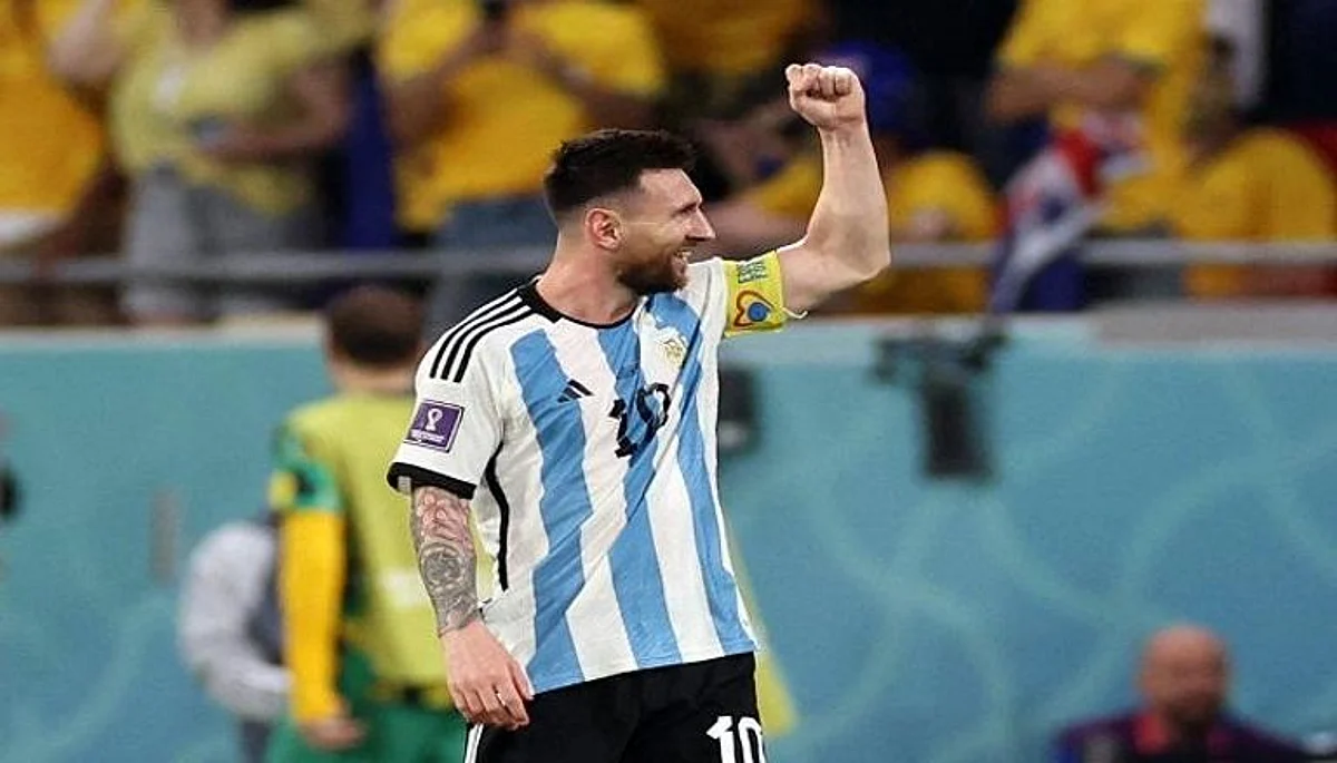 شاهد .. ميسي يٌهين نجم هولندا بعد التأهل لدور نصف نهائي كأس العالم 2022