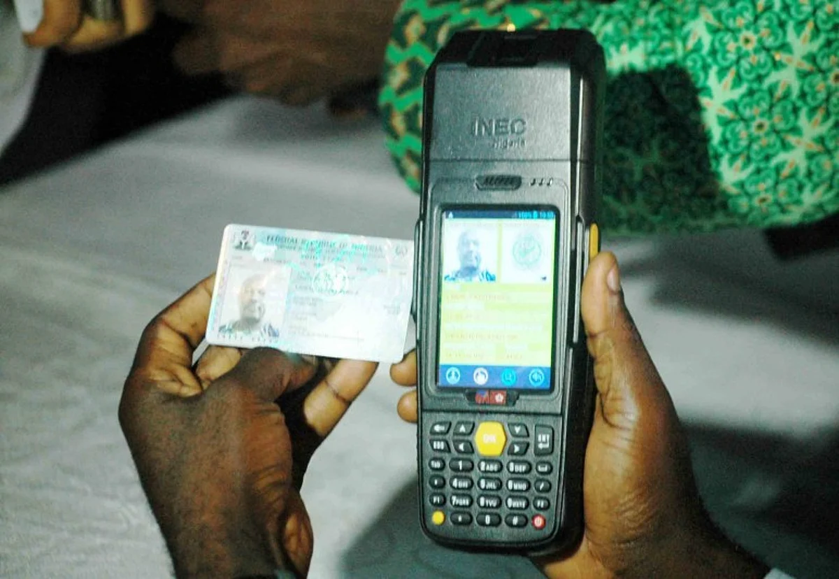 PIC.8. FIELD TEST OF INEC SMART CARD READER AT ONIGBONGBO IN LAGOS STATE ON FRIDAY
(6/3/15).
1189/6/3/15/BOA/CVM/AIN/NAN