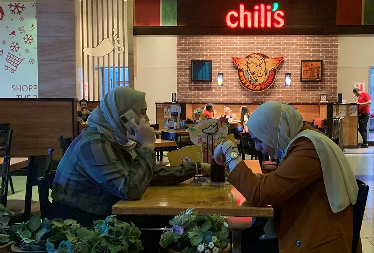 Egypt to close stores, restaurants early for two weeks to curb COVID-19