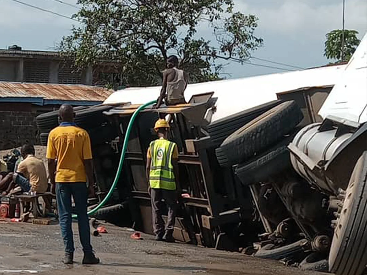 Truck damages 13 vehicles after brakes failed in Ibadan