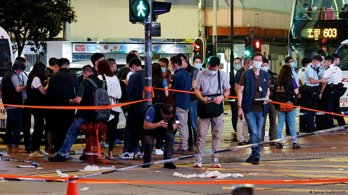 Assailant dies after stabbing Hong Kong police officer