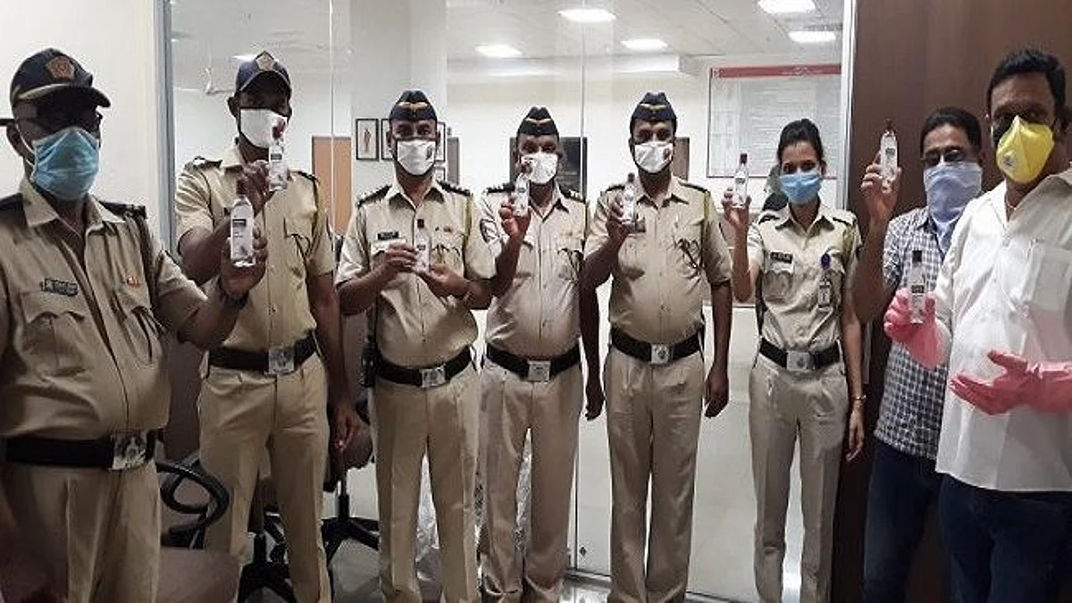 मुंबई पुलिस व बेस्ट कर्मियों को सिप्ला हेल्थ ने बांटे 20 हजार हैंड सैनिटाइजर