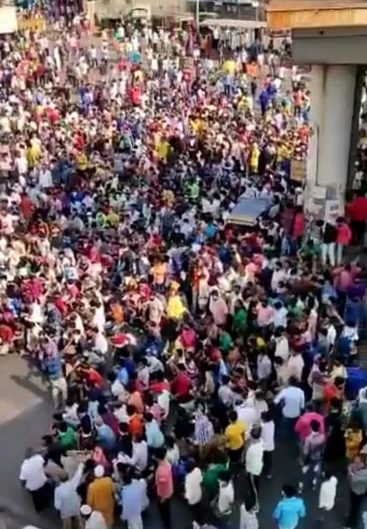 Crowd at Bandra rly station