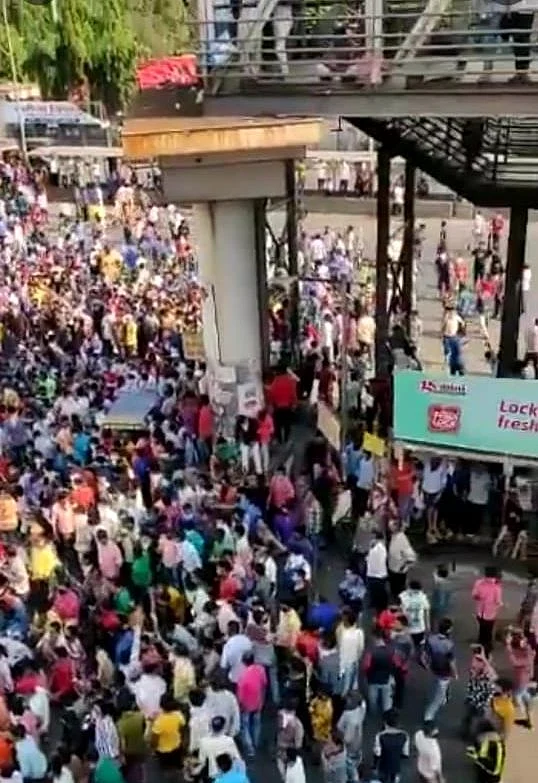 Crowd at Bandra rly station