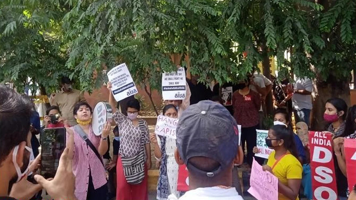 दिल्ली : हाथरस गैंगरेप के विरोध में यूथ कांग्रेस का प्रदर्शन, योगी से इस्तीफे की मांग