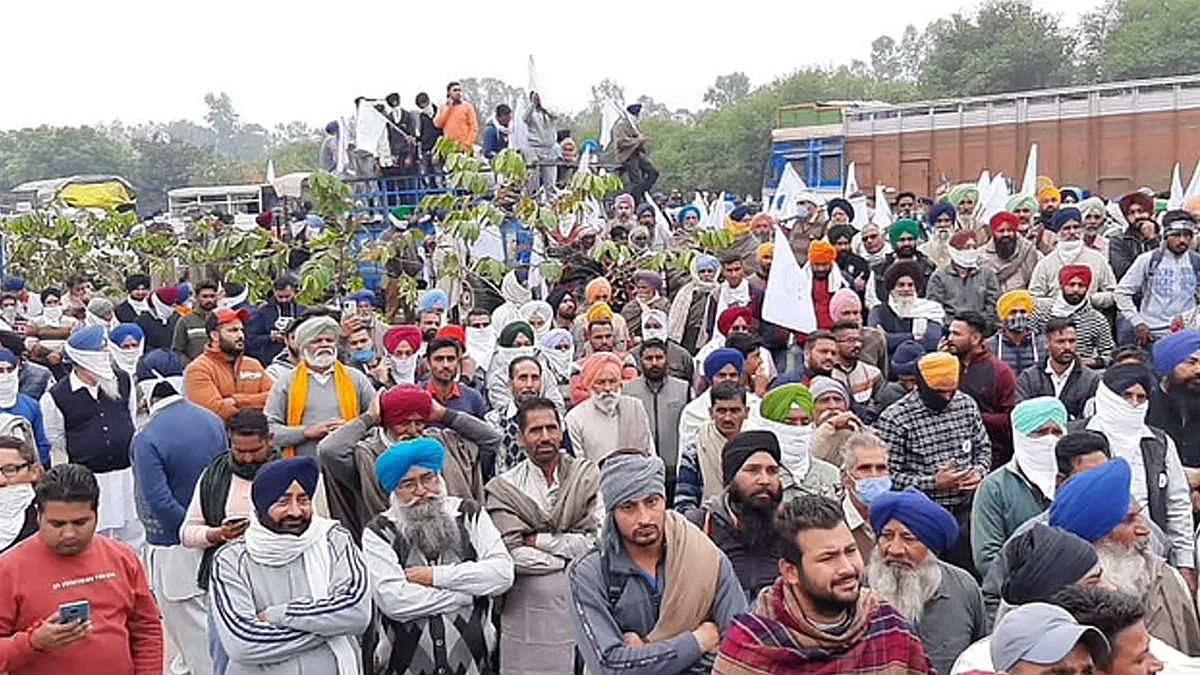दिल्ली कूच को लेकर अड़े किसानों पर वाटर कैनन का इस्तेमाल