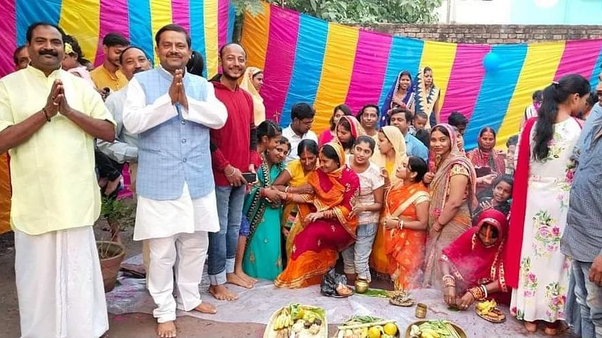 बिहार: मुस्लिम युवक ने अपने घर के आंगन में छठव्रतियों के लिए बनवाया जलकुंड