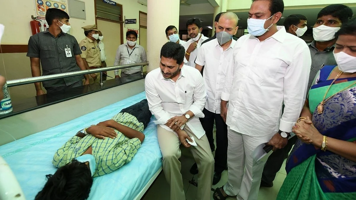 आंध्र प्रदेश: मुख्यमंत्री वाई.एस. जगन मोहन रेड्डी ने रहस्यमयी बीमारी से पीड़ित मरीजों से की मुलाकात
