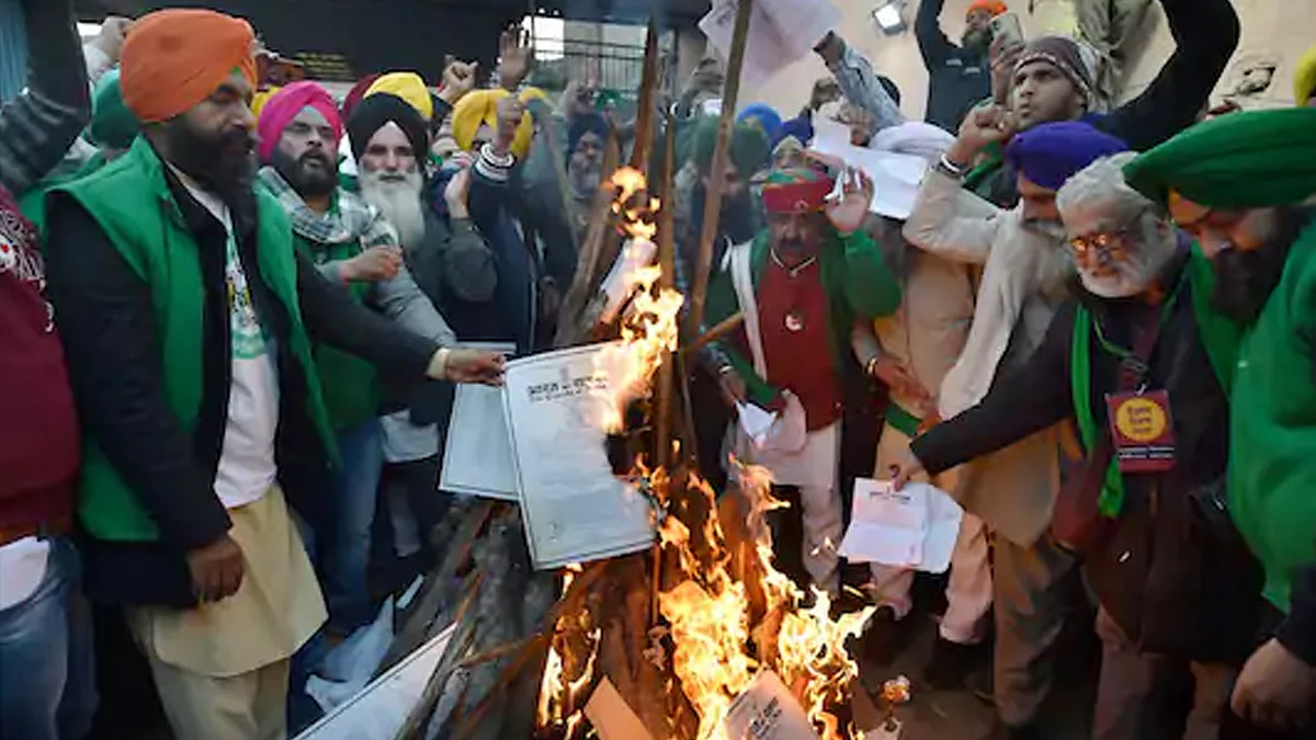 लोहड़ी के पर्व पर किसान संगठनों ने कृषि कानूनों की कॉपियां जलाकर दर्ज किया विरोध