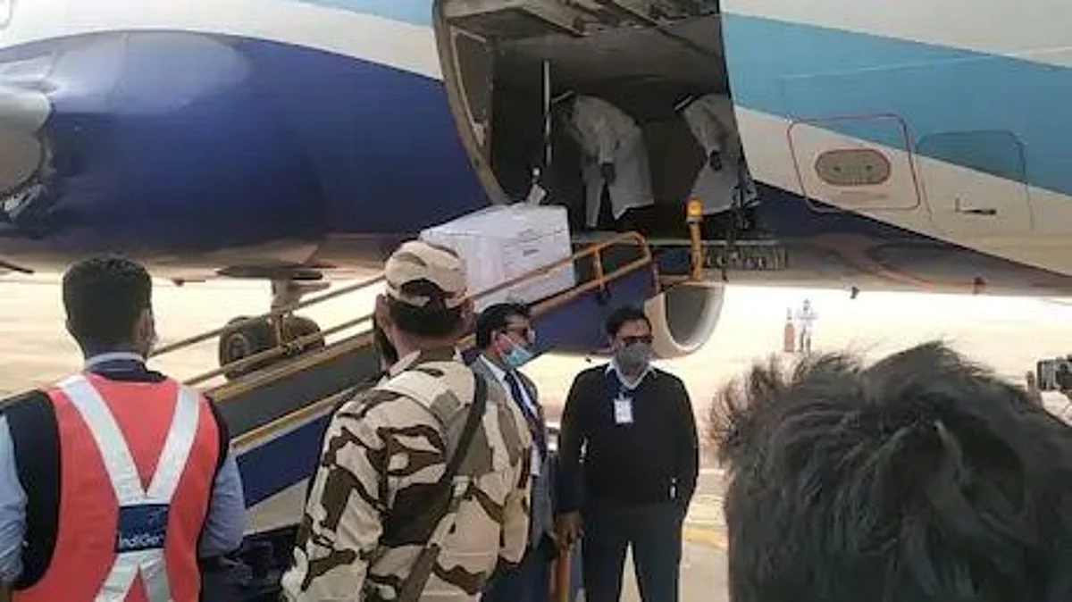 कोरोना को मात देने के लिए वैक्सीन की पहली खेप पहुंची लखनऊ