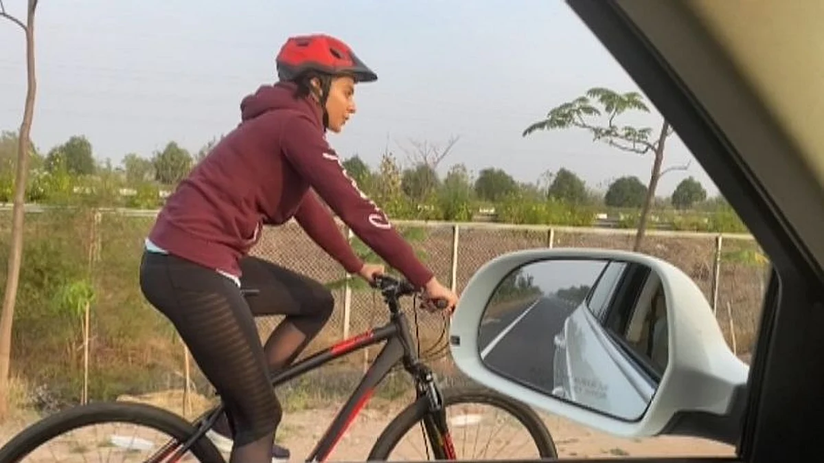 फिल्म सेट पर साइकिल से पहुंचीं रकुल प्रीत, जिम का समय बचाया
