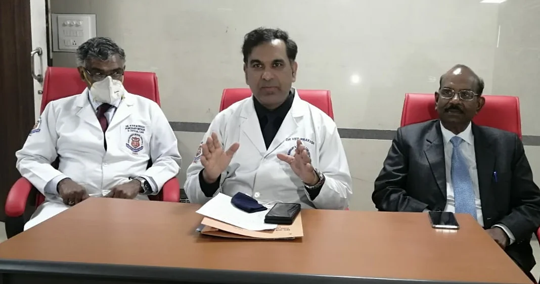 Dr. Ved Prakash (Centre)