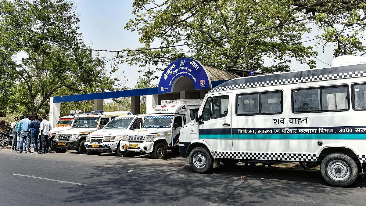 लखनऊ के इस शमशान घाट में अंतिम संस्कार के लिए खत्म हुईं लकड़ियाँ