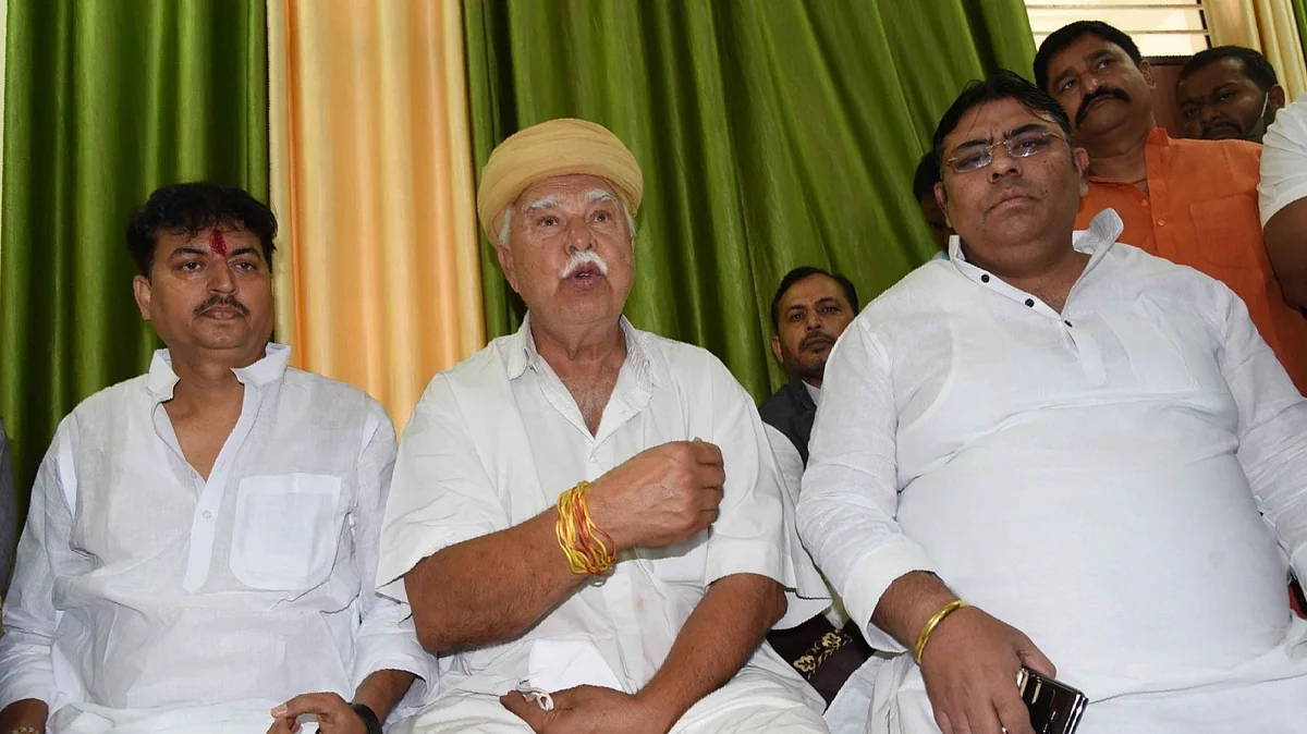 मोहम्मदपुर मुख्य आरोपी के गांव पहुंचकर करणी सेना ने किया हंगामा