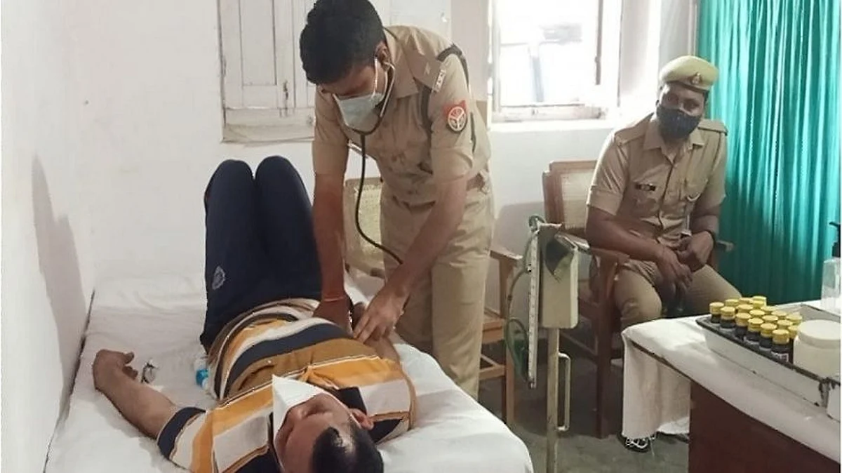 यूपी पुलिस अफसर की कोरोना में काम आई उनकी मेडिकल डिग्री