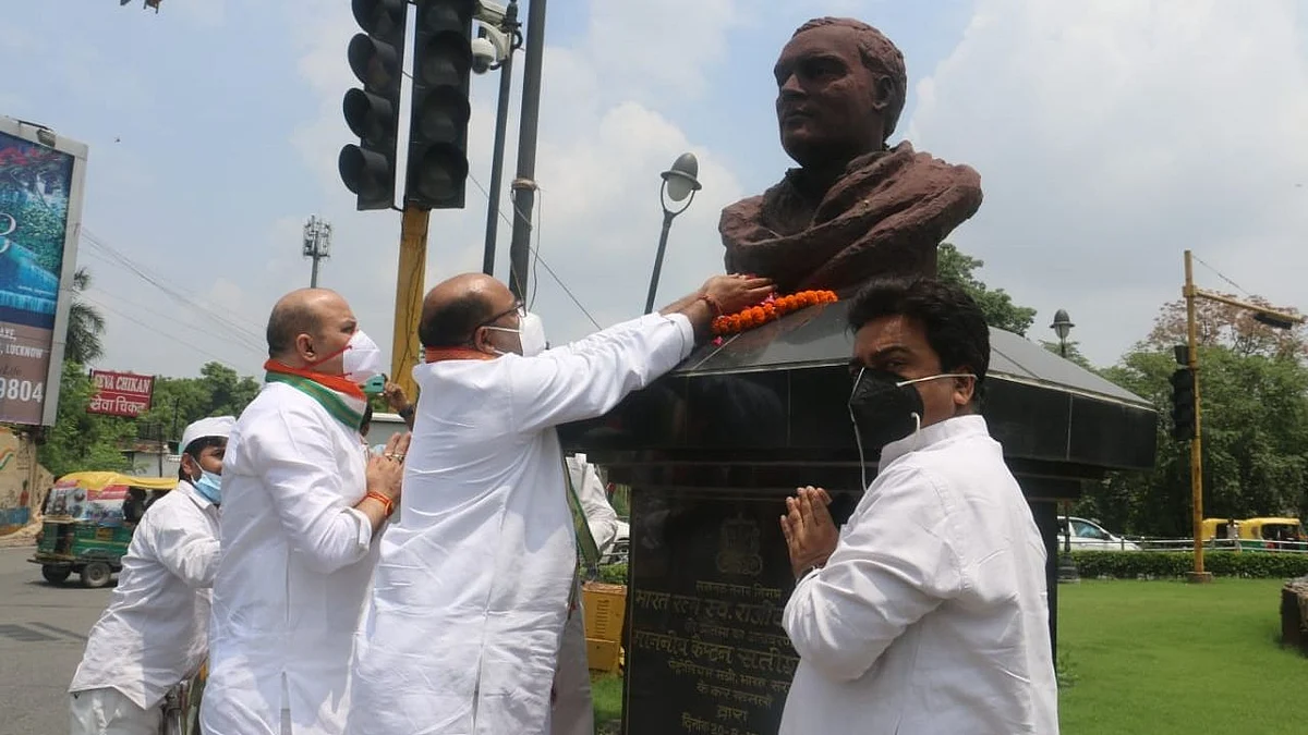 कालीदास मार्ग चौराहे पर लगी राजीव गाॅधी प्रतिमा पर उनकी पुण्य तिथि पर श्रद्धासुमन अर्पित करते प्रदेश अध्यक्ष अजय कुमार लल्लू