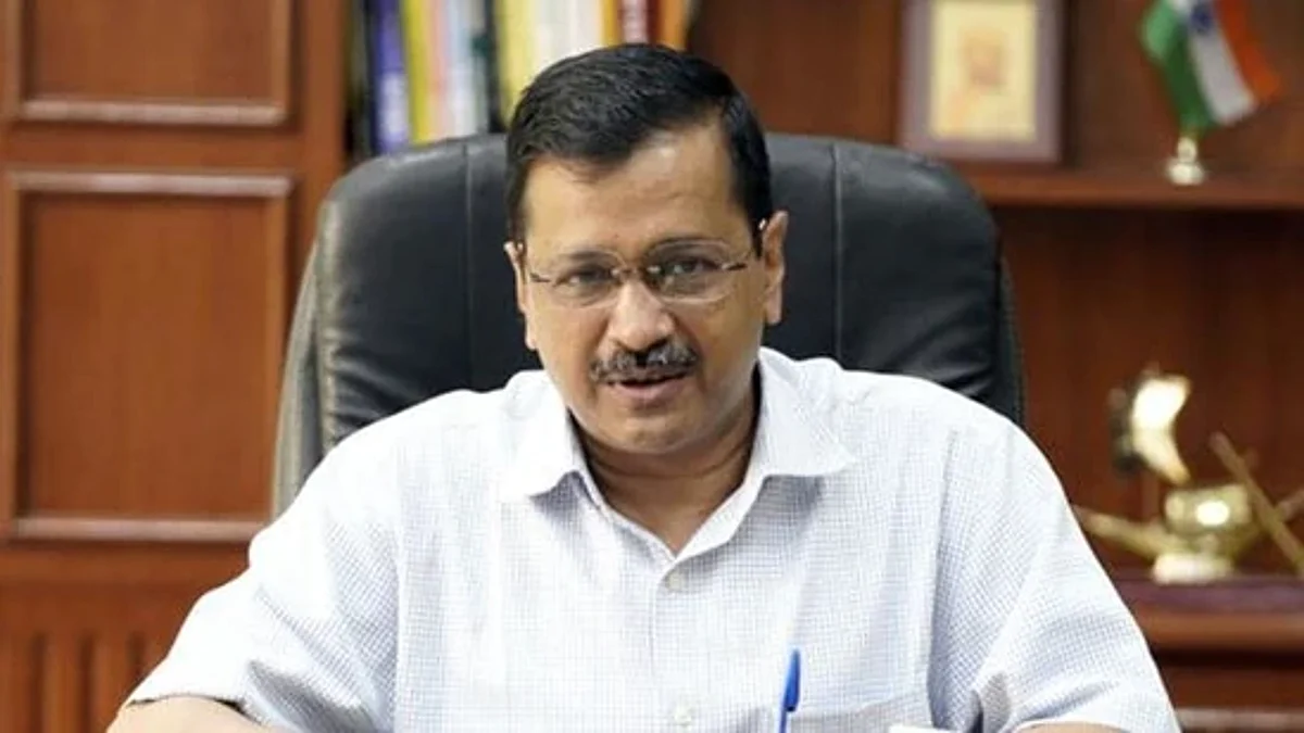 केजरीवाल ने कोरोना योद्धा के परिवार को सौंपा एक करोड़ रुपए का चेक