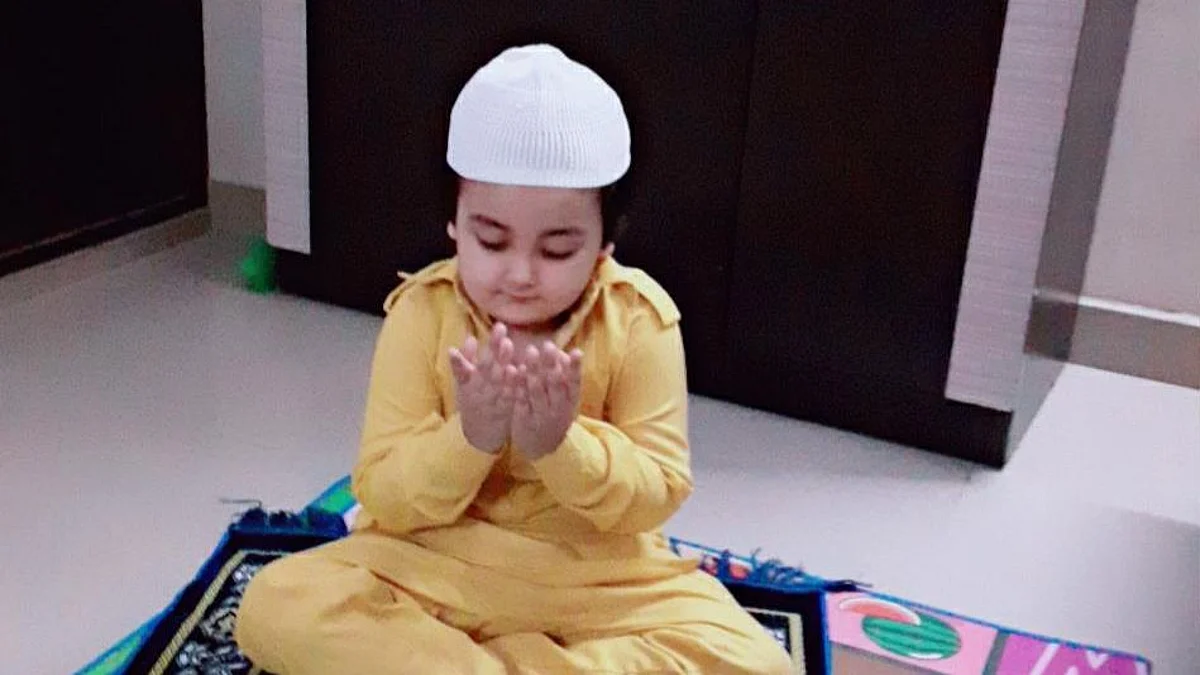 Eid 2021: देश भर में मना ईद का त्योहार, घर पर ही अदा हुई नमाज़