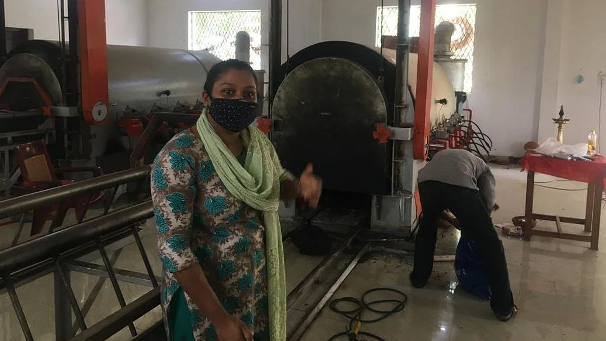 केरल: हिंदुओं के श्मशान में मुस्लिम महिला कर रही काम