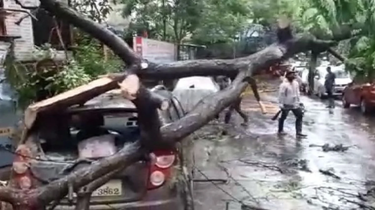 मुंबई पर मंडराया चक्रवात तौकते, कई पेड़ धराशायी, घरों को नुकसान