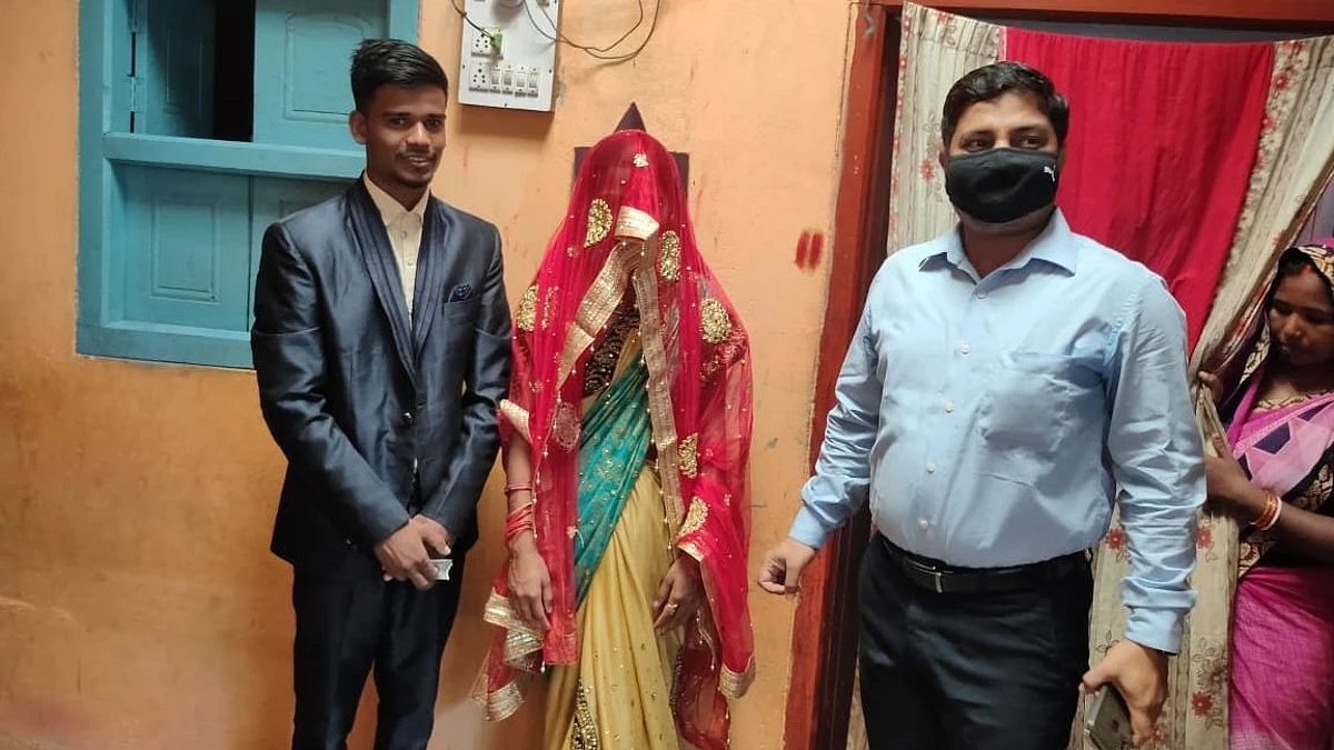 बिहार: न बैंड, न बाजा, सेहरा बांध अकेले पहुंचा दूल्हा और दुल्हन साथ लिए सात फेरे