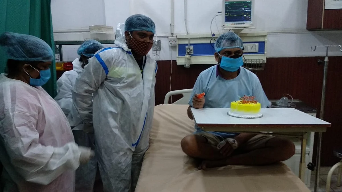 डॉक्टरों ने संक्रमित मरीजों में बाटी खुशियां, अस्पताल के आईसीयू वार्ड में मनाई शादी की सालगिराह