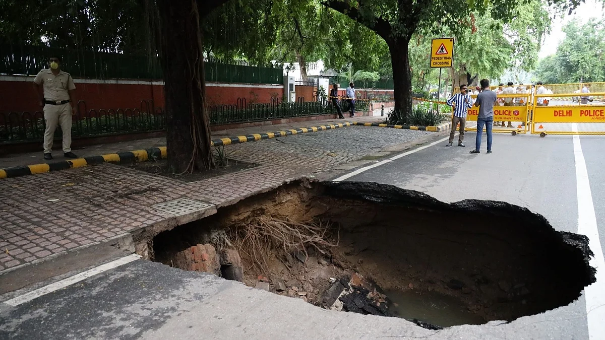 दिल्ली में बारिश के कारण धंसी सड़कें, घर भी ढहे